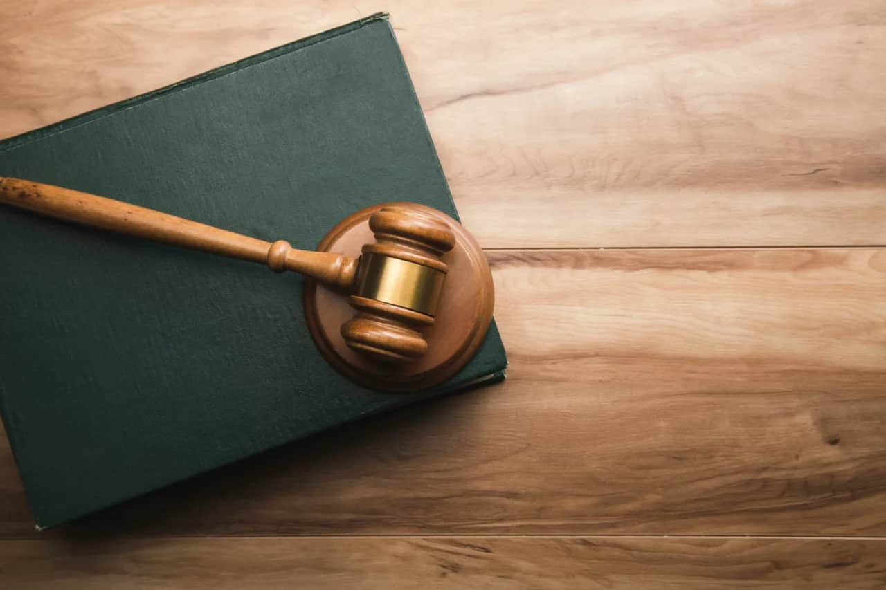 Ile trwa rozprawa w sądzie dla nieletnich? Sprawdź, co wpływa na czas trwania