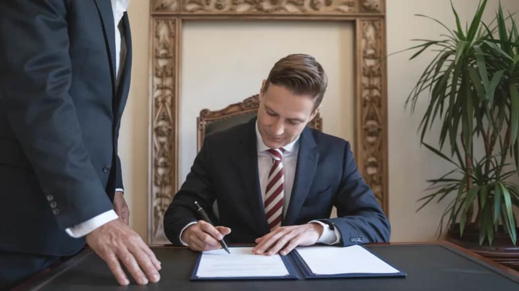 Czy notariusz jest prawnikiem? Poznaj jego rolę i kwalifikacje