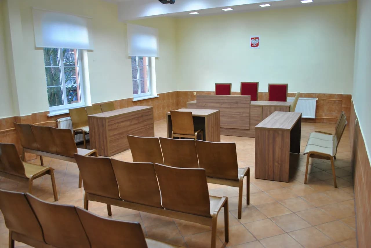 Sala rozpraw kto gdzie siedzi – poznaj tajniki układu miejsc w sądzie