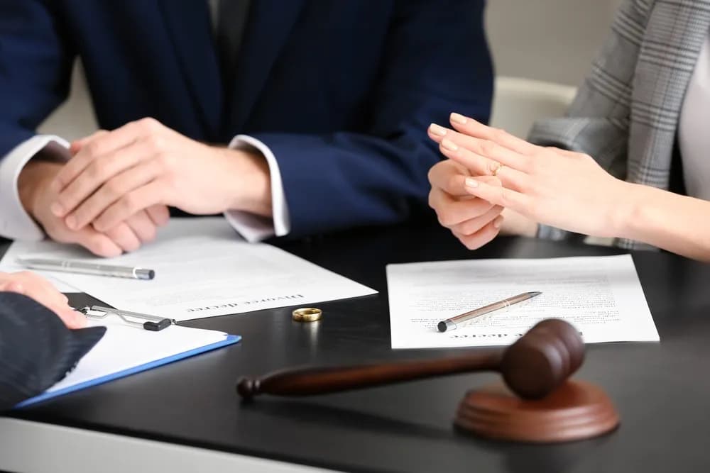 Czy można zmienić adwokata w trakcie sprawy? Poznaj kluczowe informacje